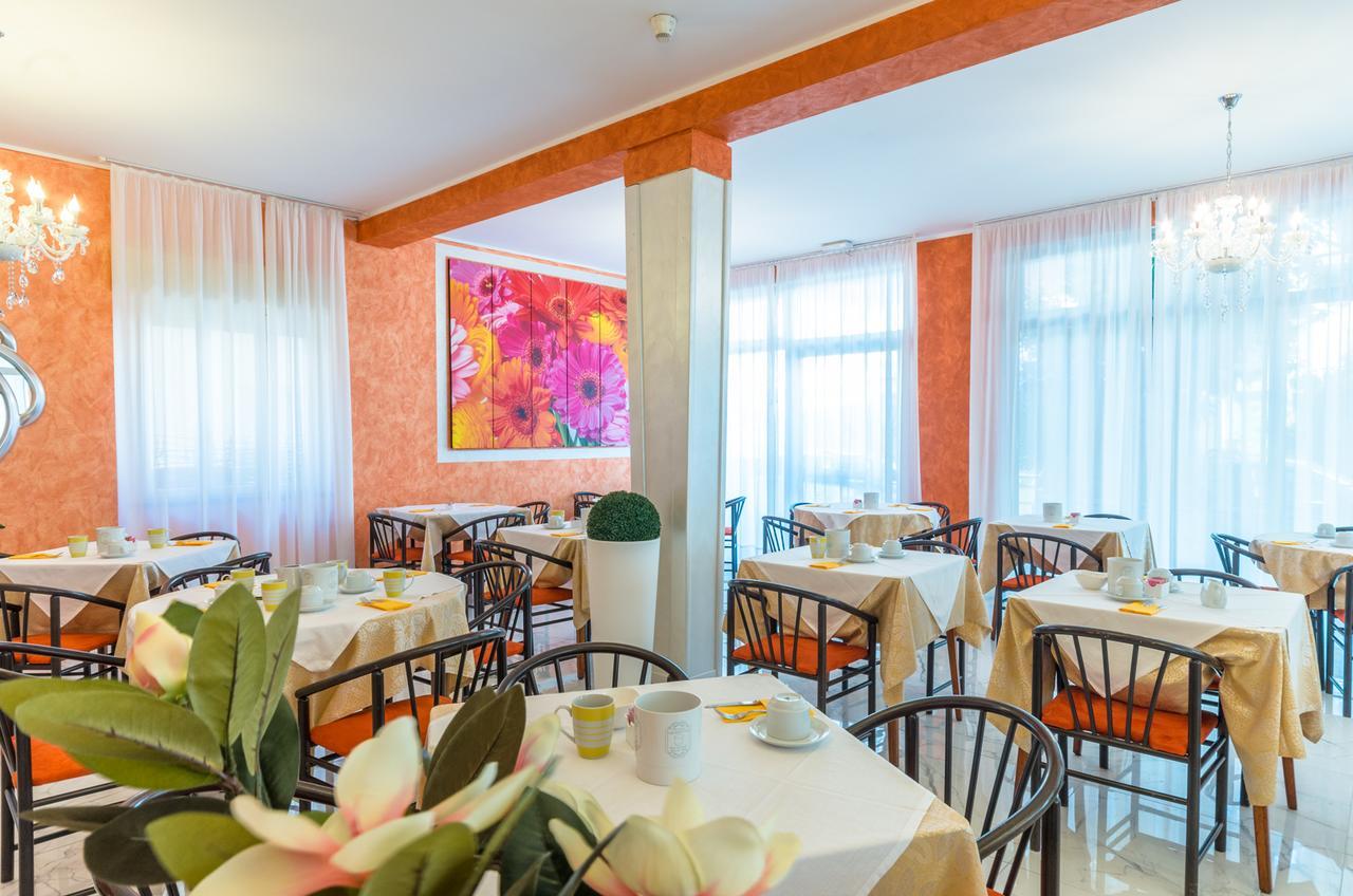 Hotel Romantik Lignano Sabbiadoro Ngoại thất bức ảnh